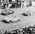 Le Mans, 1955: Auf einem Mercedes-Benz Rennsportwagen Typ 300 SLR (Startnummer 20) der später im Rennverlauf tödlich verunglückte Pierre Levegh.